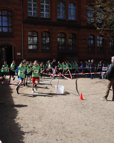 Beim Sponsorenlauf in Prenzlauer Berg und Hellersdorf haben viele Schülerinnen und Schüler alles gegeben und Runde für...