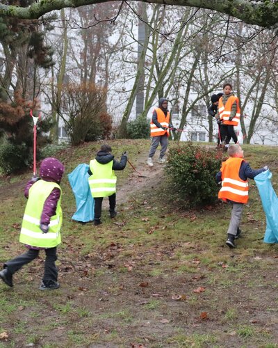 Die Klassen 3 und 5 unserer Immanuel-Grundschule haben im Quartier fleißig Müll gesammelt und damit ein tolles Zeichen...