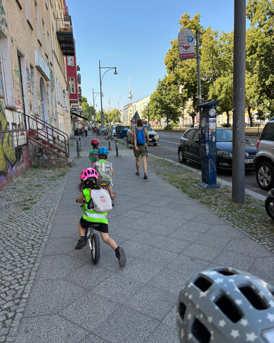 Bei schönstem Wetter ging es für die Kinder unserer Kita Bunte Burg raus an die frische Luft – und diesmal aufs Rad....