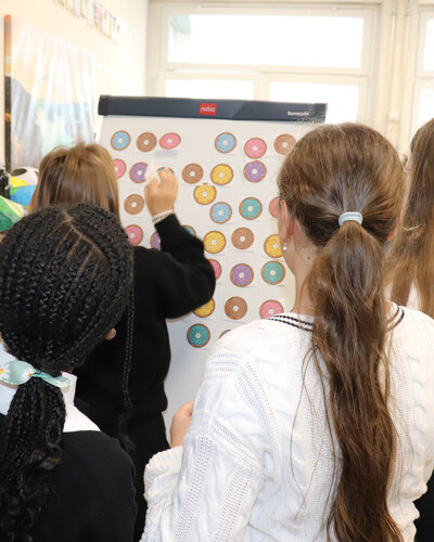 Die Klassen 5 und 6 unserer Immanuel-Grundschule konnten ihre Englischkenntnisse in verschiedenen Workshops aktiv...